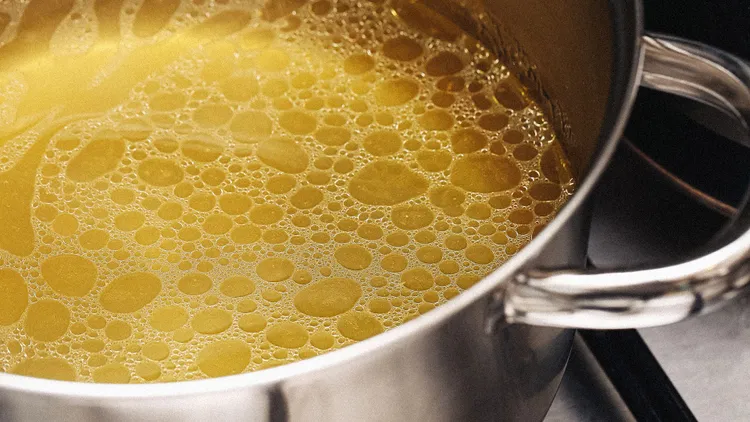 Kolagenowy rosół jak u babci nie potrzebuje drogich kawałków mięsa. Wystarczy 1 kg tego składnika