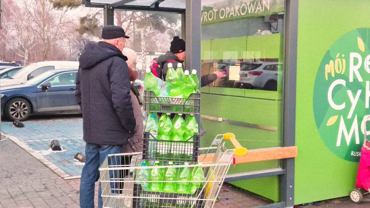 Oddają butelki i puszki, ale wciąż tracą pieniądze. System kaucyjny ma jeden poważny problem
