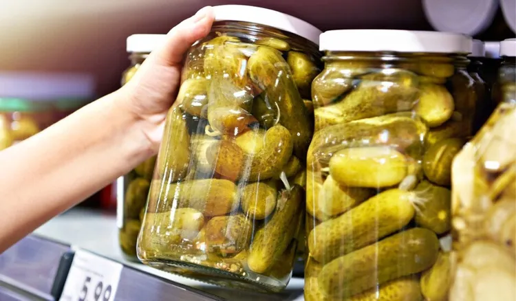 Stłuczony słoik w sklepie spożywczym. Przepisy są jasne, kto za to płaci