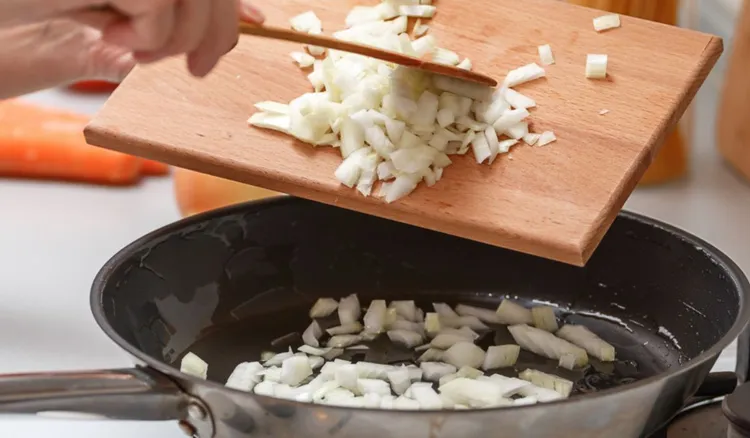 Zeszklij cebulę na oleju i dodaj resztę składników. Pasta do chleba lepsza niż smalec