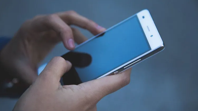 Specjalna folia na telefon ukryje ekran przed wścibskimi. To może być hit 