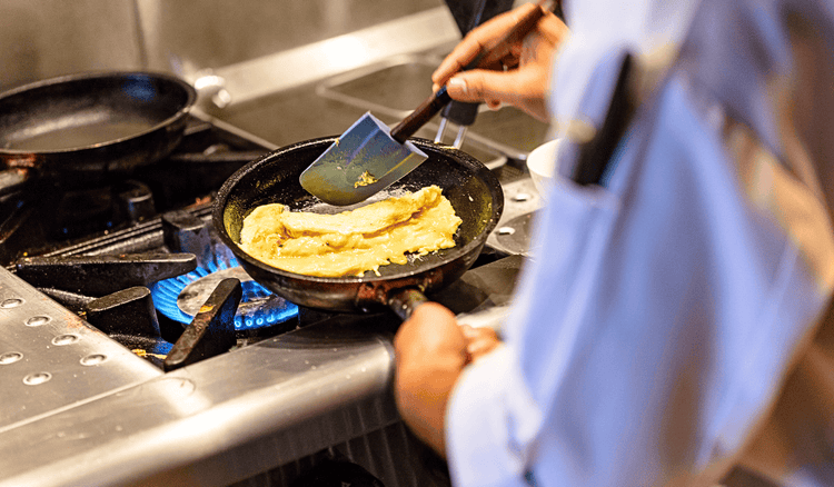 Tak jajecznicę robią w restauracjach. Zawsze jest kremowa i aksamitna