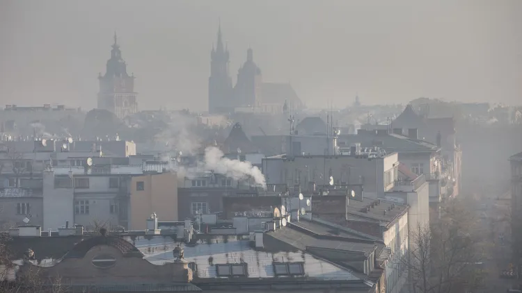 Powietrze nie do oddychania w tym mieście. Mapy "płoną" na czerwono, dziś darmowa komunikacja