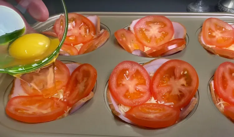 Śniadanie pierwsza klasa z jajek i pomidorów. Moje dzieci mogą jeść je na okrągło