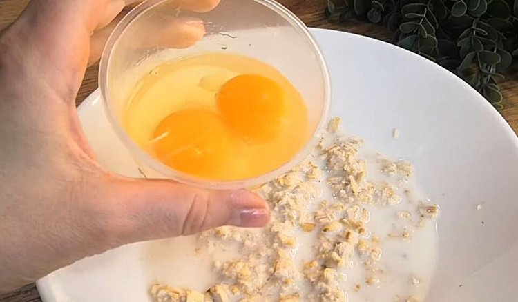 Zalej płatki owsiane mlekiem i wrzuć 2 jajka. Z tym śniadaniem schudłam już 5 kg