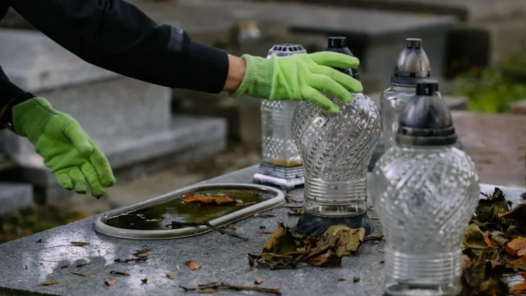Ile kosztuje sprzątanie grobu przed Wszystkimi Świętymi? Ceny w 2026 roku