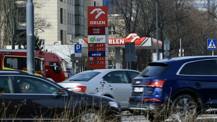 Niemcy masowo przyjeżdżają do Polski i tankują "pod korek". Tyle wychodzi taniej na litrze