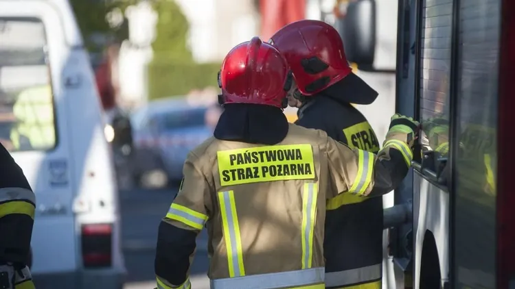 Ogromny pożar pod Warszawą, płonie hala produkcyjna. Czarny dym przysłonił niebo