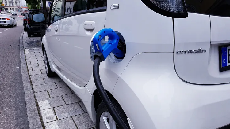 Jeździsz elektrykiem? Nie uciekniesz przed tym obowiązkiem. Unia chce zmian w przeglądach technicznych