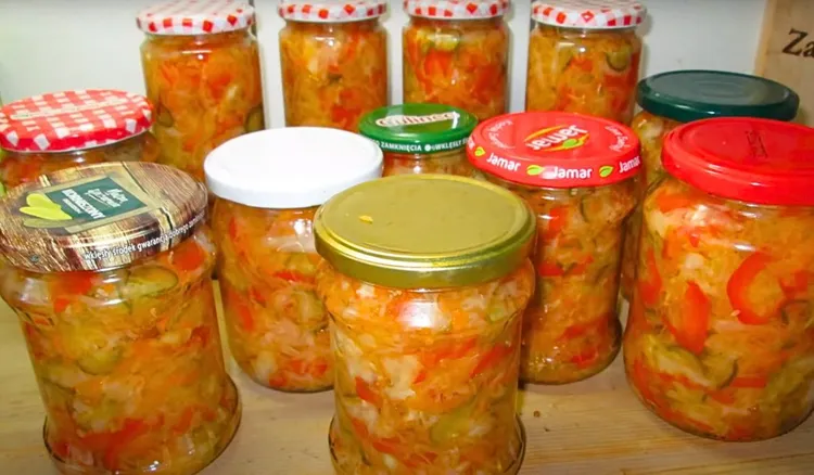 To moja ulubiona surówka z kapusty. Zimą nie ma lepszych słoików