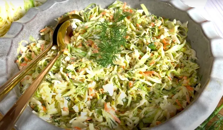 Latem robię taką surówkę z młodej kapusty. Smakuje lepiej niż te z restauracji