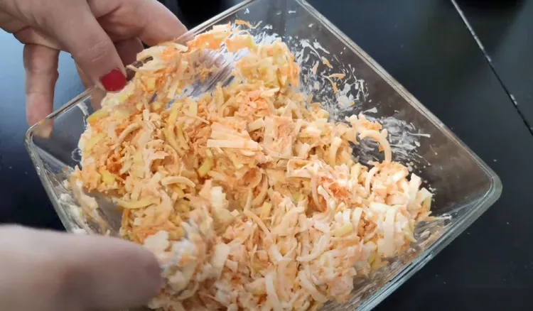 Surówka lepsza od mizerii. Z kotletem smakuje jak senne marzenie 