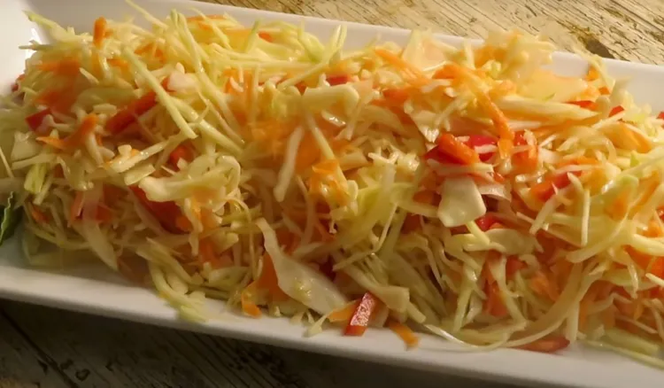 Ta surówka smakuje jak z chińskiej restauracji. Pasuje niemal do wszystkiego
