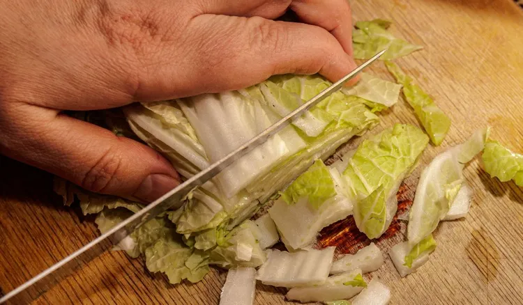 Posiekaj kapustę pekińską i dodaj 3 składniki. Ta surówka smakuje lepiej niż z restauracji