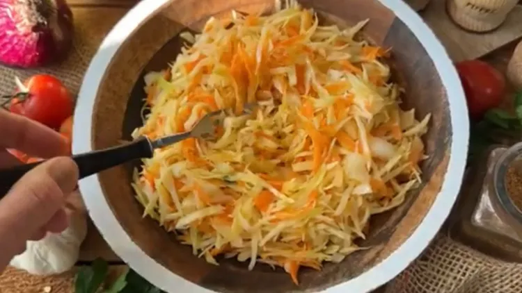 Ta surówka smakuje jak z chińskiej restauracji. Wszyscy proszą mnie o ten przepis