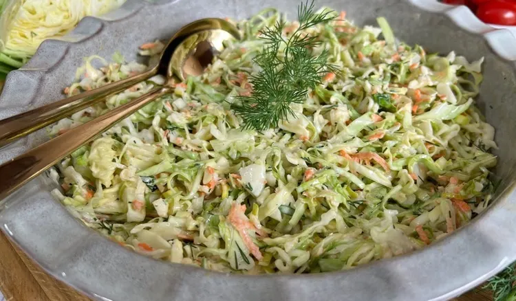 Ta surówka z młodej kapusty jest hitem w miom domu. Rodzina mówi, że smakuje lepiej, niż w restauracji