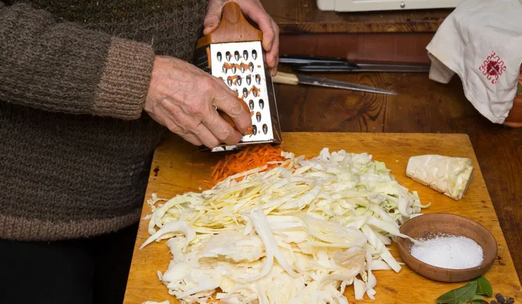 Mój teść robi najlepszą surówkę z kapusty. Bije na głowę te z restauracji