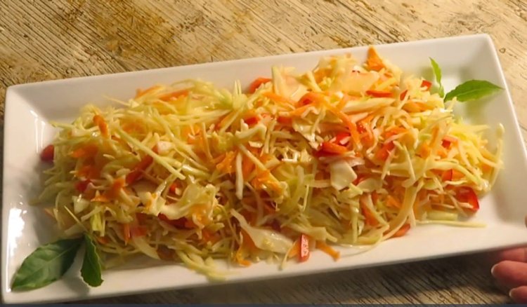 Dostałam ten przepis na surówkę od zaprzyjaźnionego szefa kuchni. Smakuje jak z dobrej chińskiej restauracji