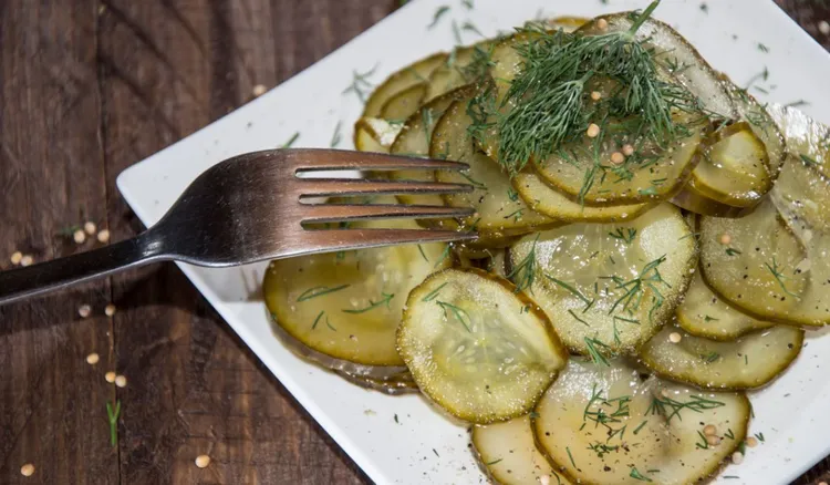 Mieszam z musztardą i zalewam kiszone ogórki. Ta surówka smakuje jak z restauracji