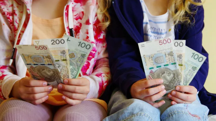 "Prezent" od Ministerstwa dla rodzin z dziećmi. Od 1 czerwca te świadczenia pójdą w górę