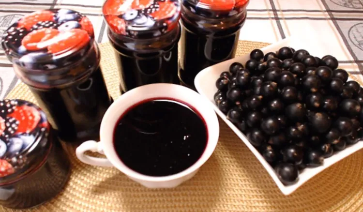 Ten przepis na syrop z czarnej porzeczki dostałam od babci. Robię teraz, a w zimie jestem za to sobie wdzięczna