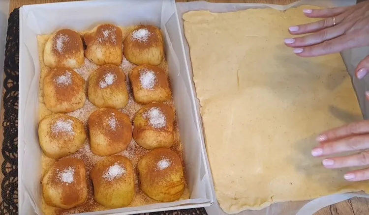 Przekrawam jabłka na pół i przykrywam ciastem. To mój hitowy wypiek na jesień
