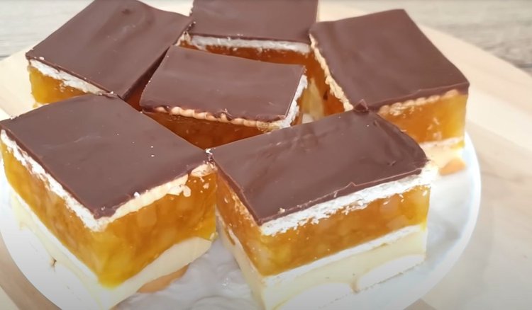 Przepis na tę szarlotkę mam od znajomej kucharki. To moje ulubione sezonowe ciasto bez pieczenia