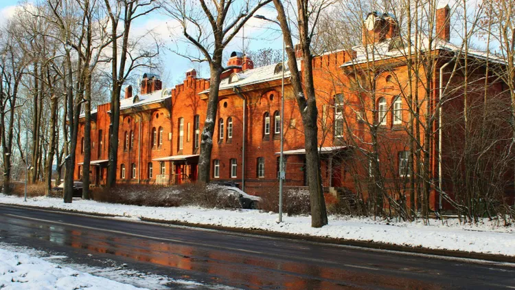Tyle musi być stopni, by odwołać lekcje w szkole. Poniżej tej temperatury dyrektor ma obowiązek