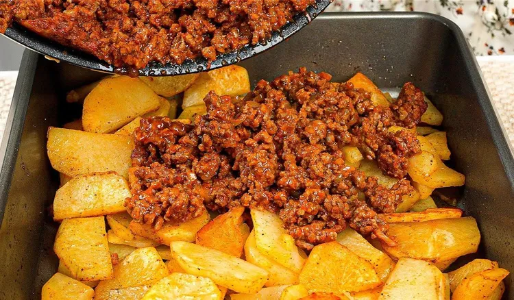 Układam ziemniaki w brytfance i przykrywam je mięsem mielonym. Obiad robi się sam, a smakuje tak, że mógłbym go jeść codziennie