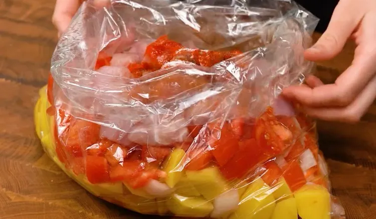 Kroję kilka tanich składników i wkładam do rękawa. Nie znam prostszego i smaczniejszego sposobu na obiad