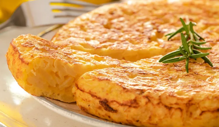 Biorę jajka, biorę ziemniaki i w kilka minut mam hiszpański omlet na śniadanie albo obiad. Znika w mgnieniu oka
