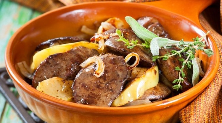 Pieczona wątróbka z cebulą, jabłkami i żurawiną 