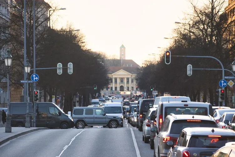 Niedzielny zakaz jazdy samochodem. Kontrowersyjny plan na dekarbonizację transportu