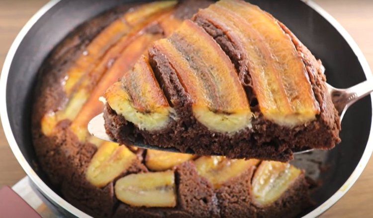 Bijące rekordy ciasto bez pieczenia z karmelizowanymi bananami. Smak doprowadza smakoszy do szaleństwa