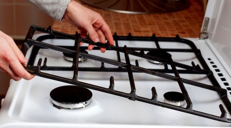 Jak wyczyścić ruszt kuchenki gazowej?