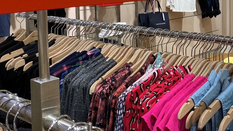 Polacy stanowczo o nowych ubraniach: Są wykonywane z coraz gorszych i tańszych materiałów