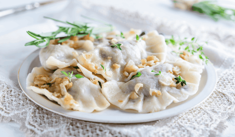 Staropolskie pierogi z kapustą i grzybami. Tradycyjna receptura zachwyca do dziś