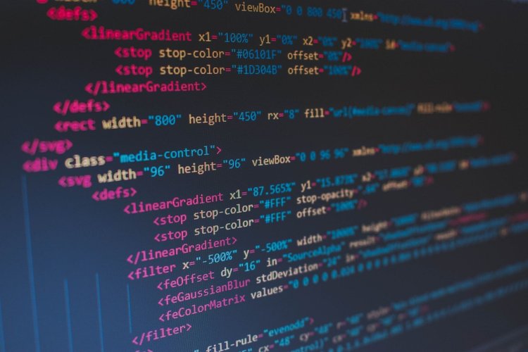 Nowy ranking popularności języków programowania. Minimalne ruchy w czołówce, duże awanse młodszych języków