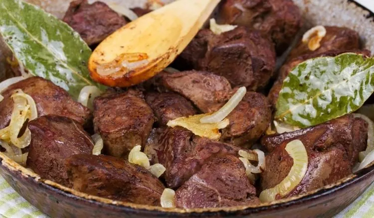 Wątróbka pieczona ze śliwką. Kultowe danie w jesiennym wydaniu
