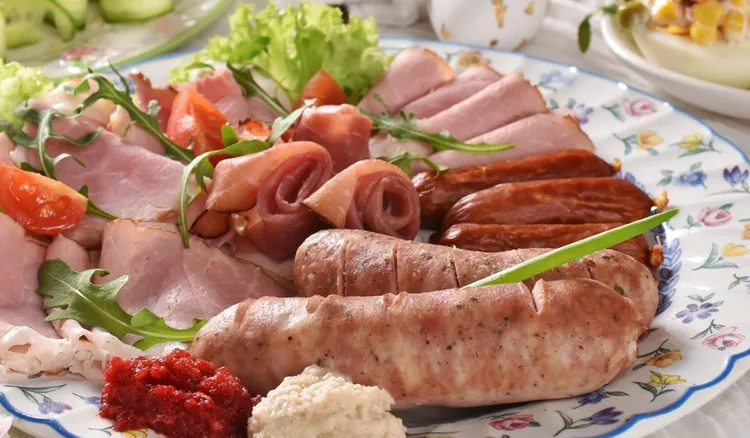 Biorę świąteczne wędliny i zmieniam je w pyszny obiad. Z tym przepisem w moim domu nic się nie marnuje