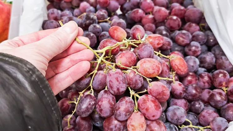 Przebadali winogrona z Aldi, Lidla, Biedronki. W jednych aż 16 różnych pestycydów