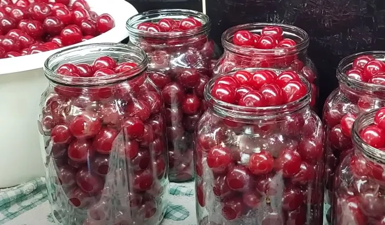Ten sposób na przechowywanie wiśni mam po mojej babci. Do owoców nie dodaję ani grama cukru