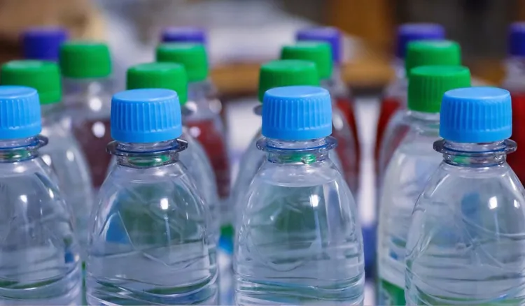 Wycofują 300 000 butelek, każdy mógł to pić. Ogłoszono alarm sanitarny [PILNE]