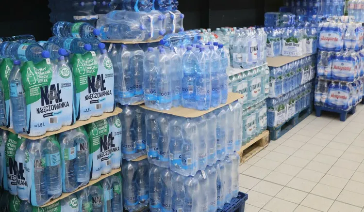 Lidl zmienia zasady zwrotu butelek i puszek. Teraz pod automatami ustawiają się kolejki