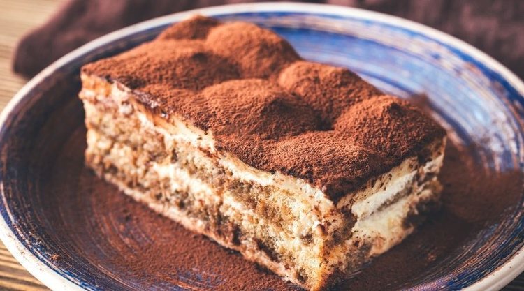 Prosty przepis na tiramisu bez mascarpone i jajek. Niedrogi deser bez pieczenia