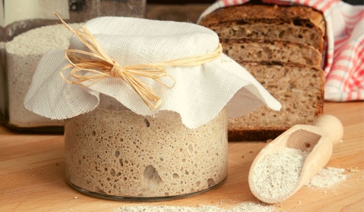 Jak zrobić zakwas na domowy chleb? Wyjaśniamy krok po kroku