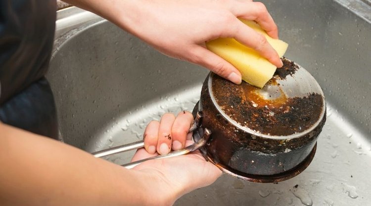 Jak wyczyścić przypalone patelnie i garnki od spodu?