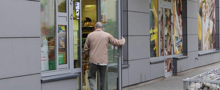 Godziny dla seniorów dla dużo młodszych niż poprzednio. Polacy zapominają o ważnej zmianie
