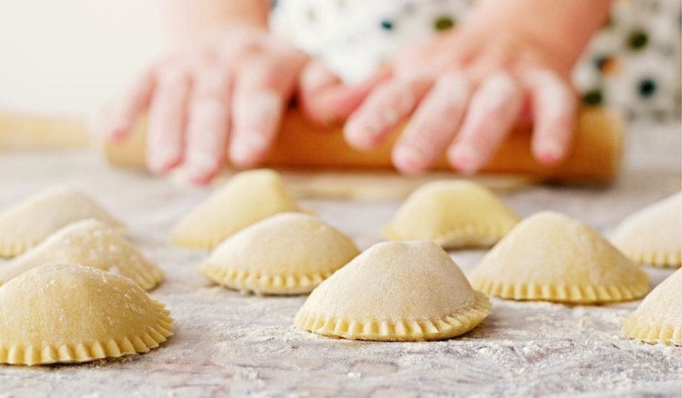 Zachwycające, wyjątkowo elastyczne ciasto na pierogi. Bez jajka, ale z niespodziewanym składnikiem