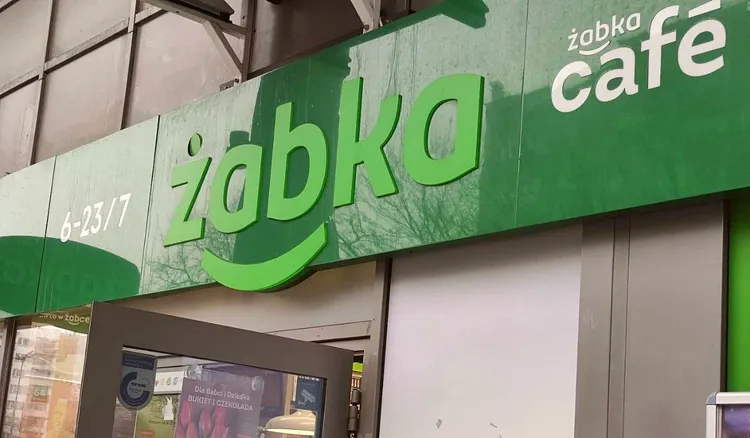W ten sposób Żabka przestrzega nowych przepisów. Ich wprowadzenie było koniecznością we wszystkich sklepach
